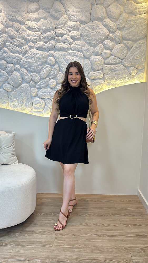 Vestido Curto Preto com Bojo e Costas Abertas – Detalhe Orgânico na Cintura