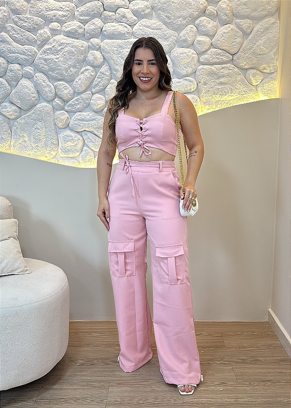 Conjunto em Alfaiataria Rosa com Cropped de Amarração e Calça Cargo