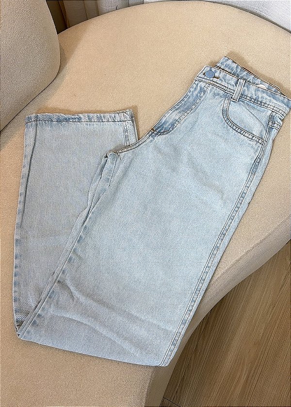 Calça Jeans Modelo Wide Leg Lavagem Clara