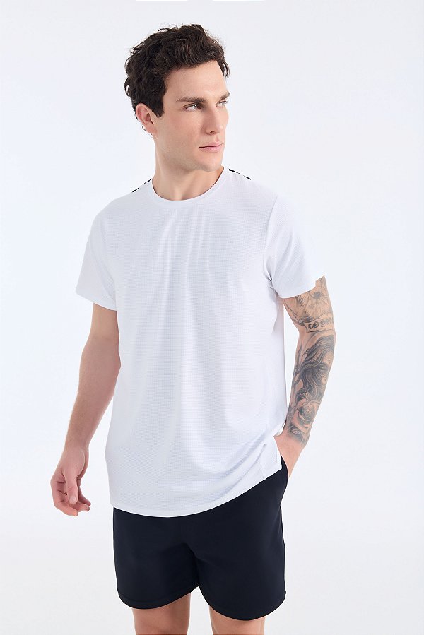 Camiseta Masculina Branca Com Costas Pretas - SOWD