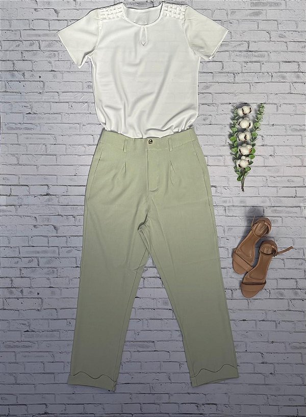 Blusinha Branca com Detalhe nos Ombros