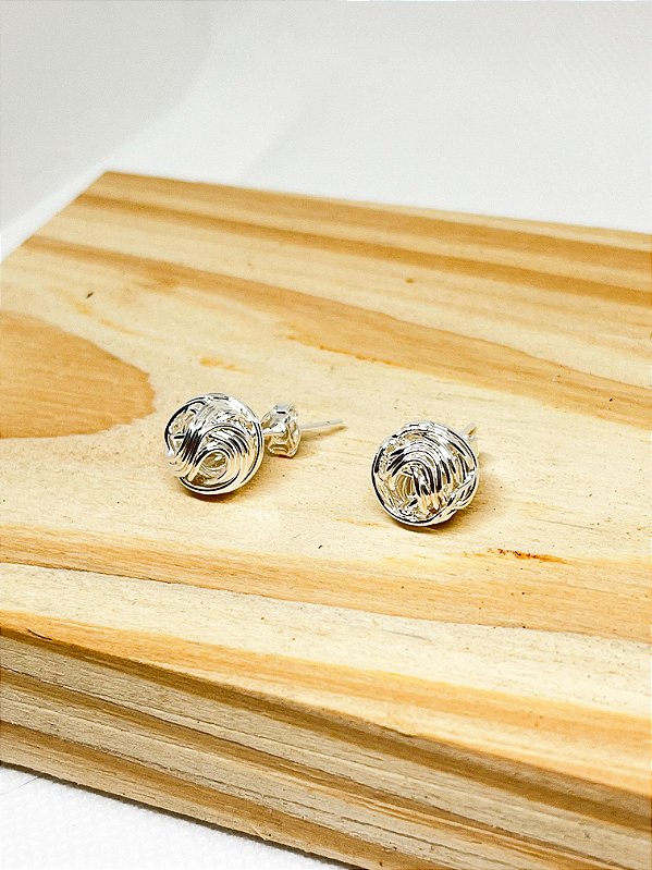 Brinco Bola Estilizada ✨