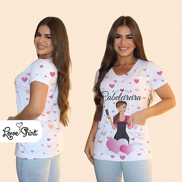 BATA COM BOLSO/SCRUB PROFISSÃO CABELEIREIRA BONECA FUNDO CORAÇÕES