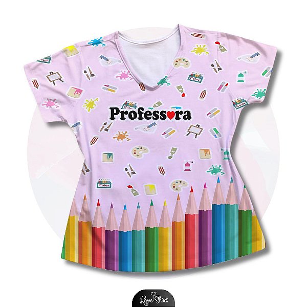 T-SHIRT PROFISSÃO PROFESSORA BARRA DE LÁPIS COLORIDO FUNDO ROSA