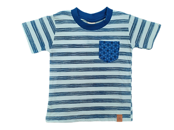 Camiseta Listrada Azul com Bolso Estampado – Estilo e Conforto para o Dia a Dia!