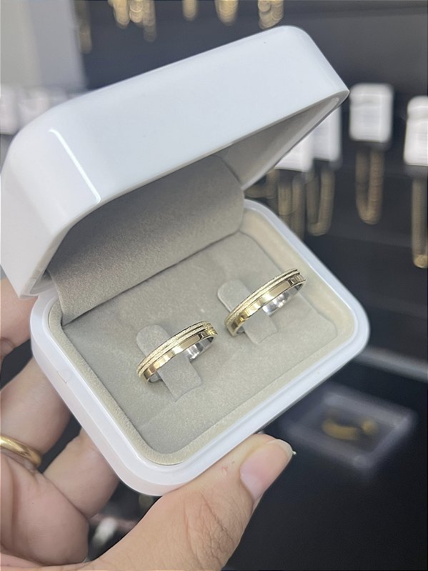 Par de Alianças 4mm 2 Frisos e Diamantado Lateral - Moeda Antiga