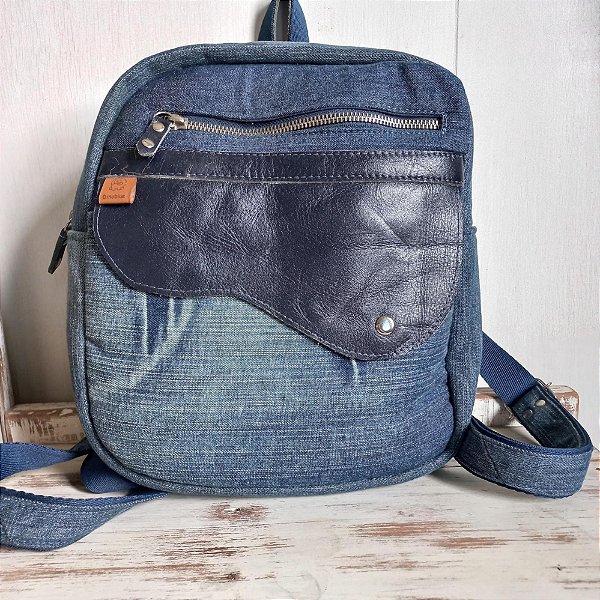 Mochila com Aba de Couro Azul