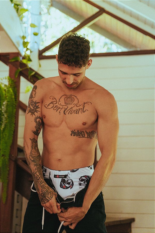 Cueca boxer branca com estampa de caveira
