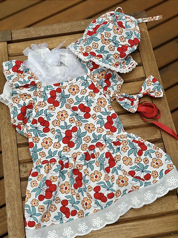Vestido Florzinhas, Rendinha Branca na Barra, Laço e Chapéu