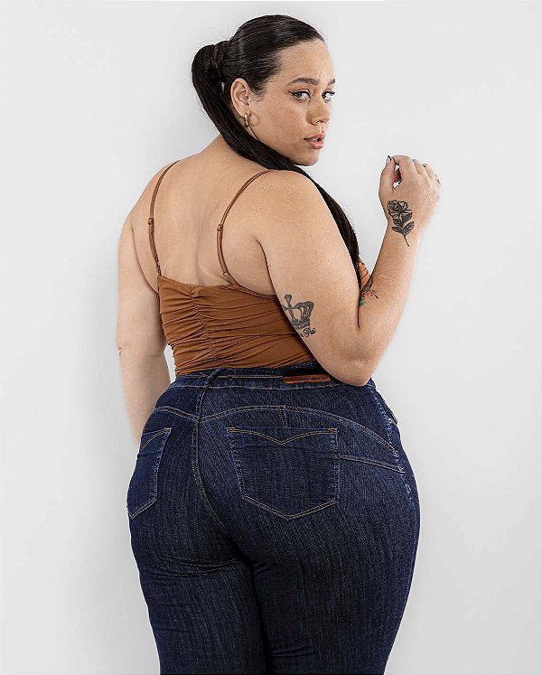 Calça Jeans Feminina Plus Size Cós Largo e Abertura Lateral Na Barra a Fio 22522 Escura