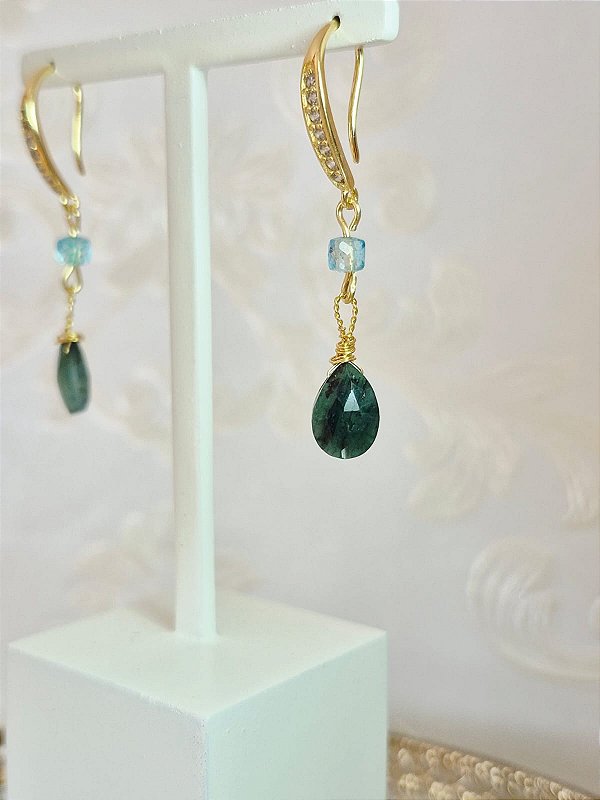 Brinco de Pedra Natural Esmeralda e Topázio Azul banhado em Ouro 18K