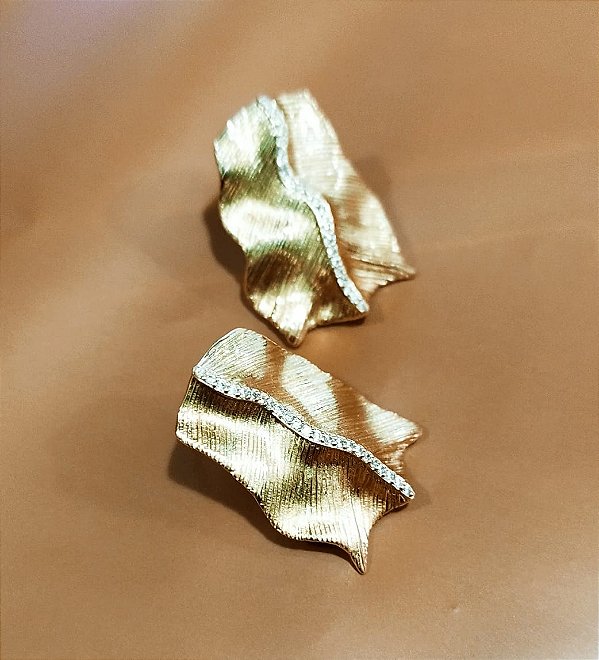Brinco minimalista dourado com zircônia