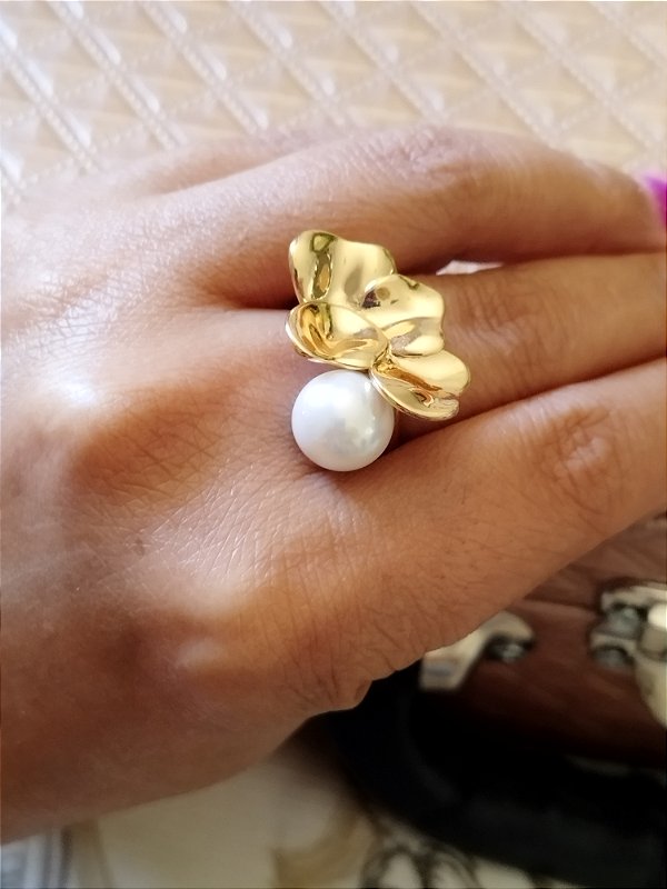 Anel dourado com pérola 18