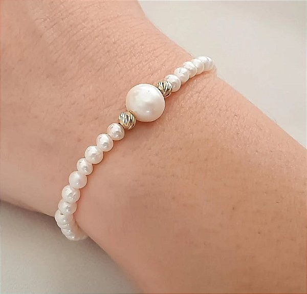 Pulseira dourada com perolas