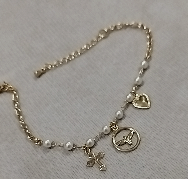 Pulseira dourada com pingentes