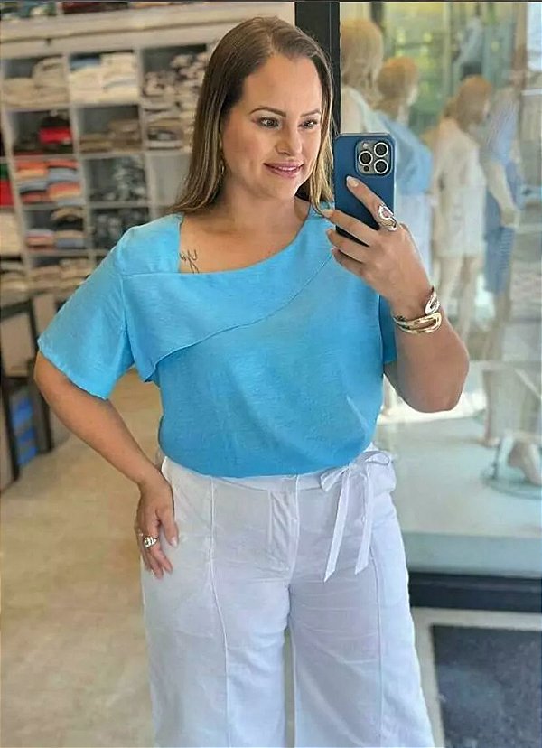 BLUSA LISA MANGA CURTA COM DECOTE ASSIMETRICO AZ