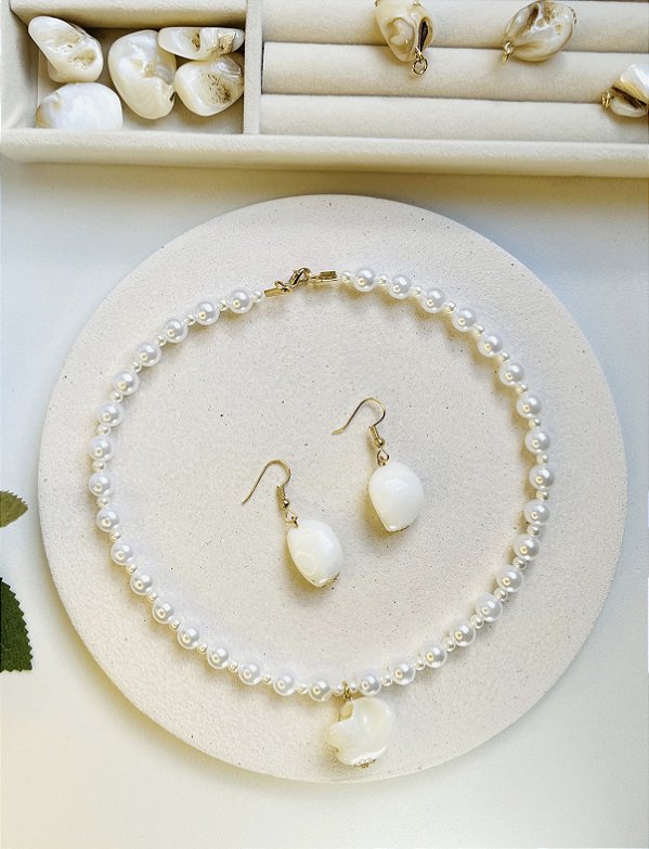 Conjunto Pérolas com Pingente em Madrepérola