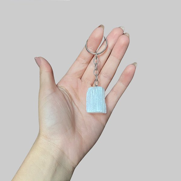 Chaveiro de Selenita - Limpeza energéticaA Selenita é o cristal da limpeza energética e paz de espírito. Com sua capacidade única de purificação, este cristal é indispensável para quem busca harmonia e evolução pessoal.