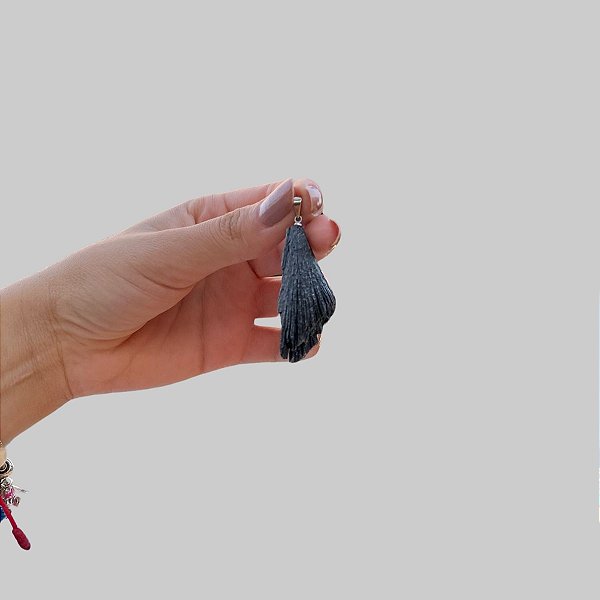 Pingente de Cianita Preta- Vassoura de Bruxa - Proteção, Varre para longe a negatividade