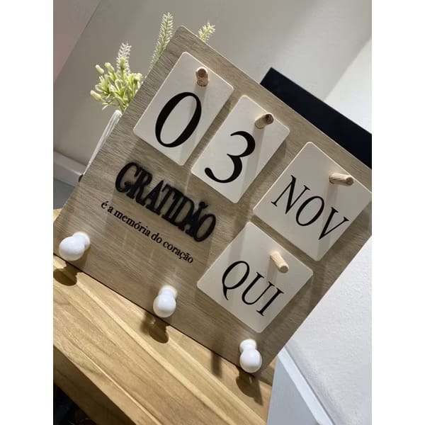 Calendário Decorativo de Parede com Portas Chave