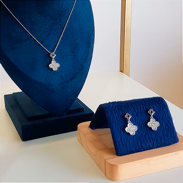 CONJUNTO TREVO C/ FLOR CRAVEJADO CRISTAL - RÓDIO BRANCO (45CM+5CM)