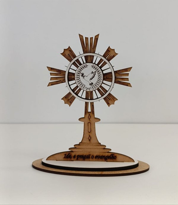 TOTEM ESPLENDOR EM MDF CRU, COM APLIQUE EM MDF BRANCO 3MM. CORTE A LASER.