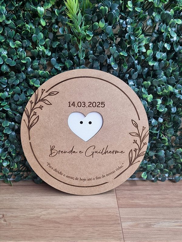 PORTA ALIANÇA REDONDO EM MDF BRANCO. COM MDF CRU ESTAMPADO. COM GRAVAÇÃO A LASER