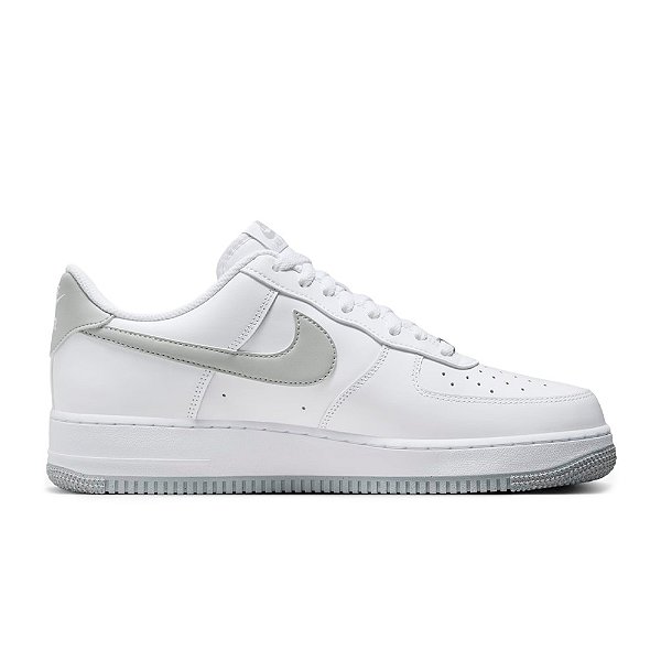 Tênis Nike Air Force 1 ’07 Branco e Cinza