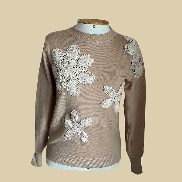 Blusa com aplicações em crochê