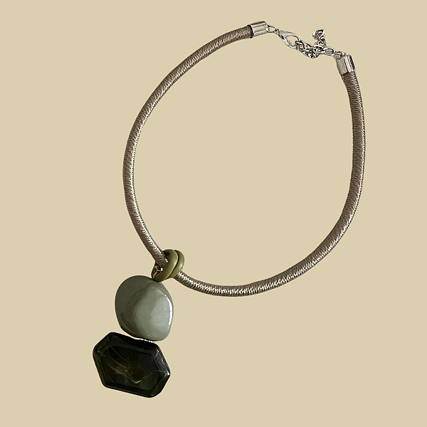 Colar com pedraria em resina