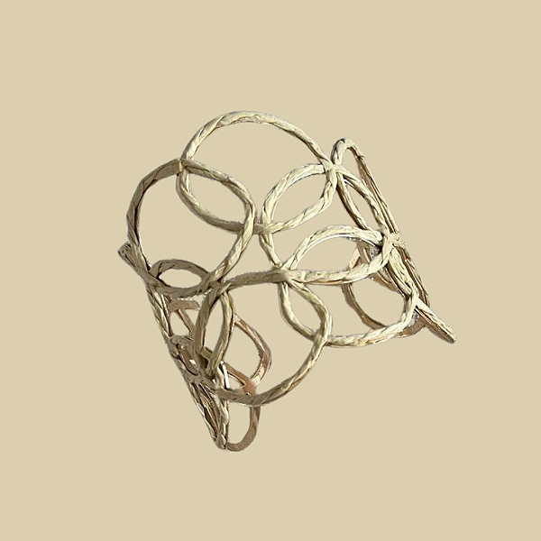 Bracelete dourado em círculos