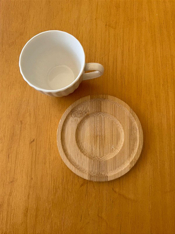 Xícara de café com pires de bambu