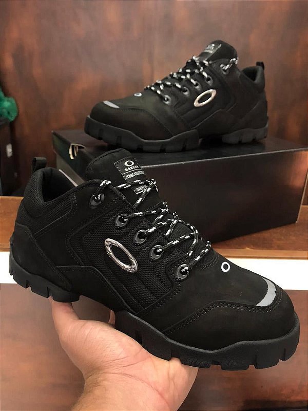 TÊNIS OAKLEY COURO 38 AO 43