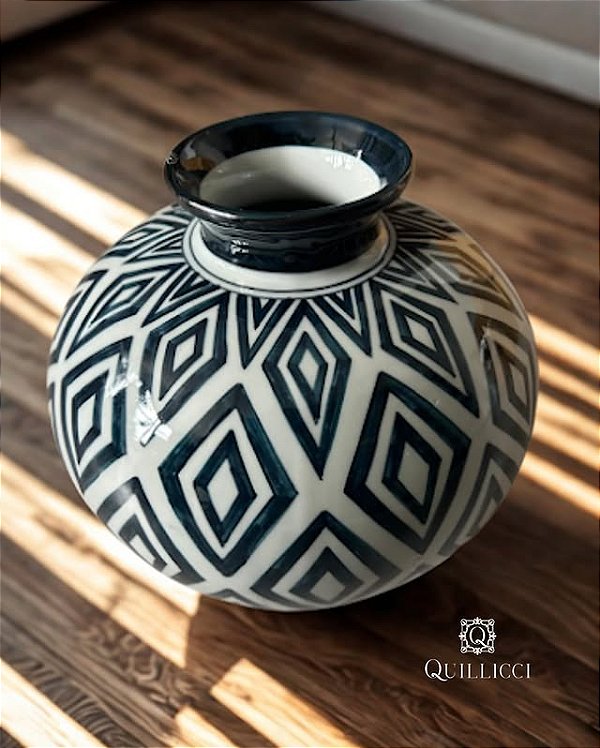 VASO DE CERÂMICA COM DETALHES GEOMÉTRICOS