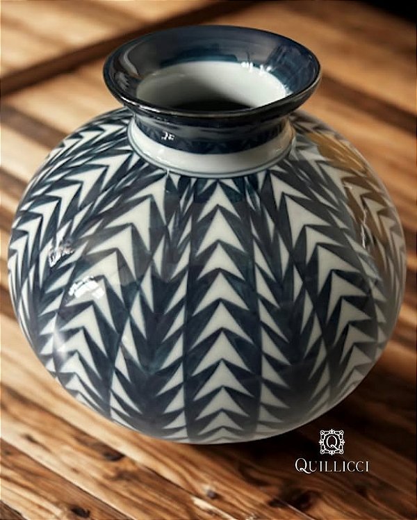VASO DE CERÂMICA COM DETALHES GEOMÉTRICOS