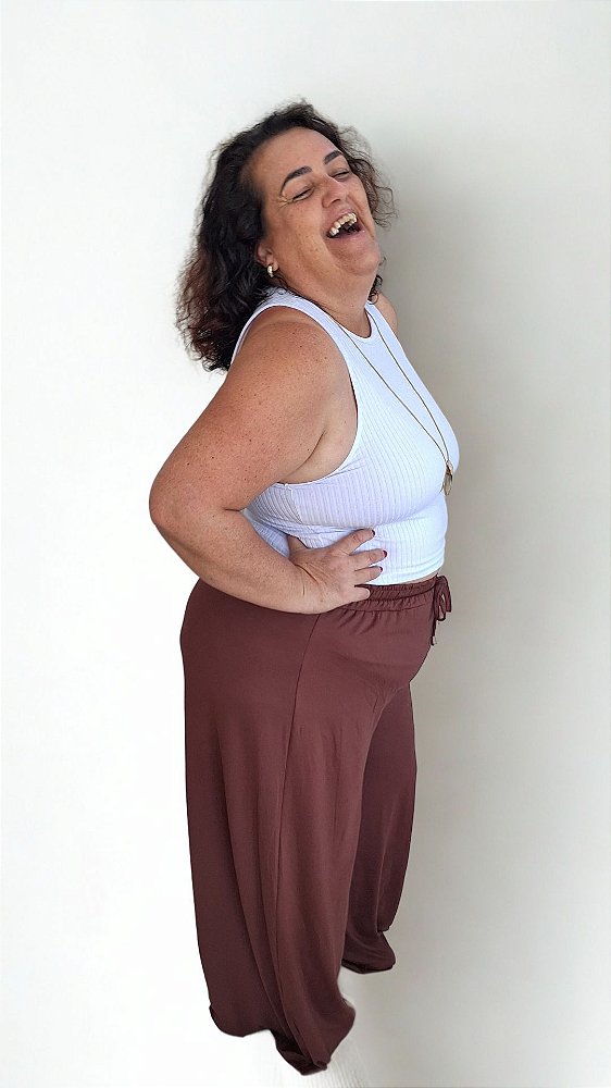 Calça Pantalona Viscolycra Plus Size com Ponteira -  Versátil para compor looks elegantes e casuais