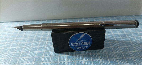 Caneta Tinteiro Parker Vector em Aço - Elegância e Precisão na Escrita