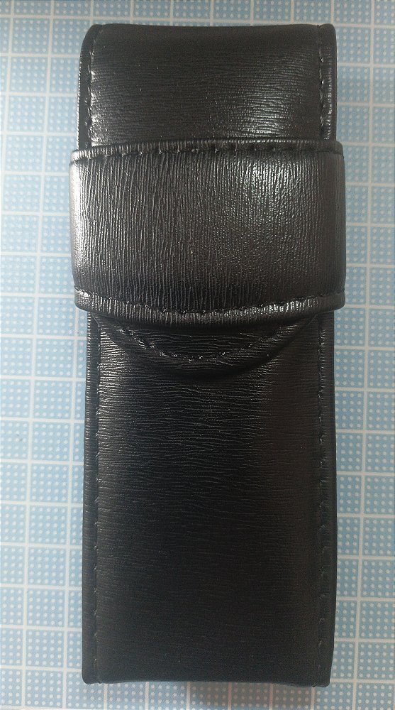 ESTOJO PORTA CANETAS EM COURINO- COR CAFÉ