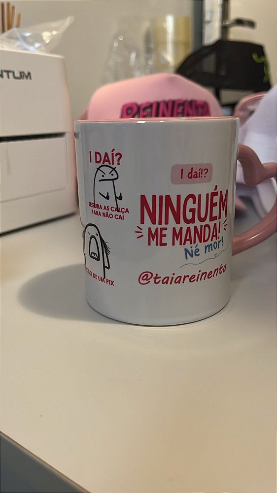 Caneca da Tai meme sem colher