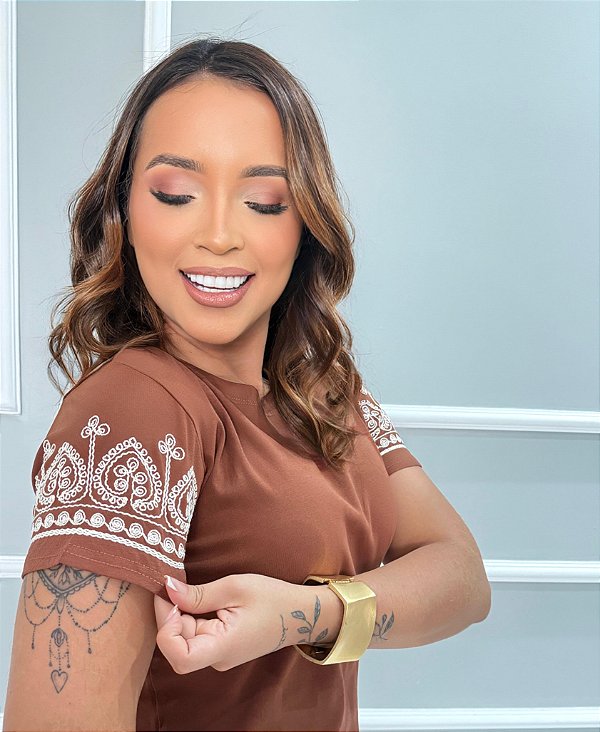 Blusa de Algodão Manga Curta com Bordado Elegante