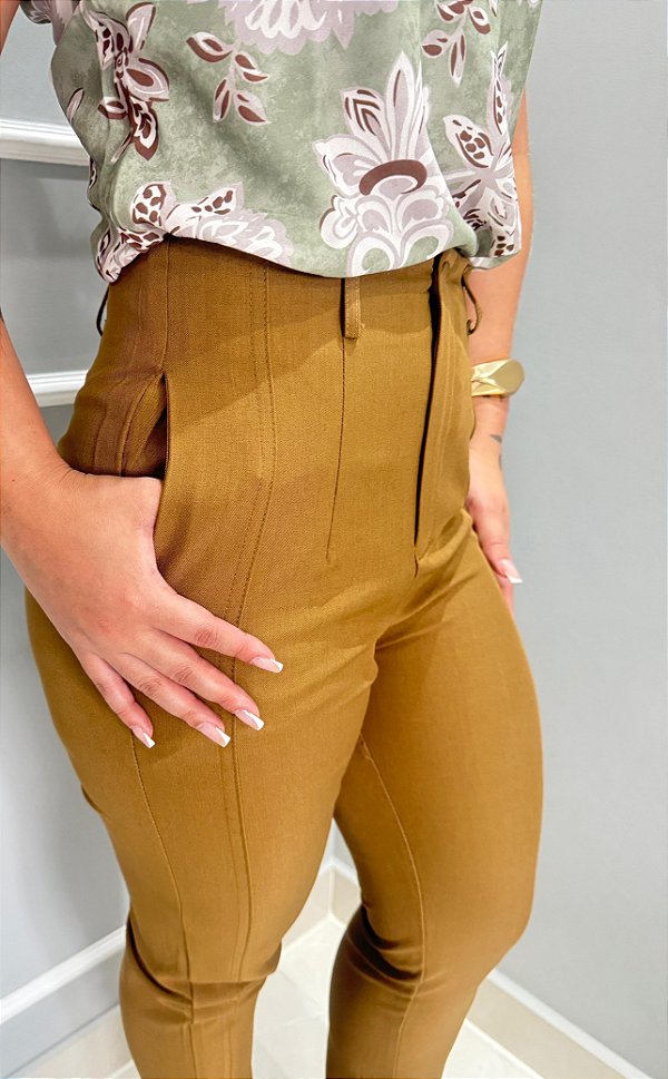 Calça Alfaiataria com Cinto e Recorte a Laser