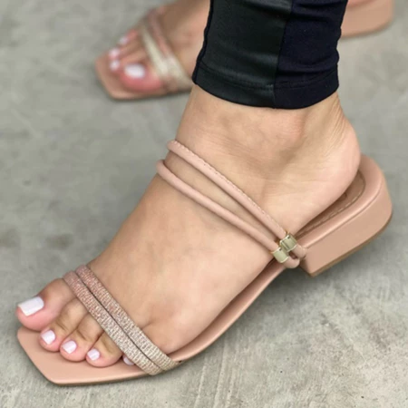 sandália rasteira brilhosa