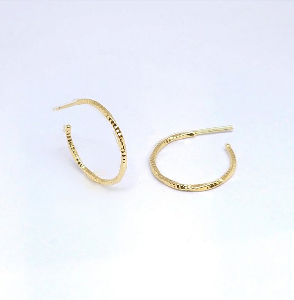 BRINCO ARGOLA MEDIA TRABALHADA BANH OURO 18K - B01499