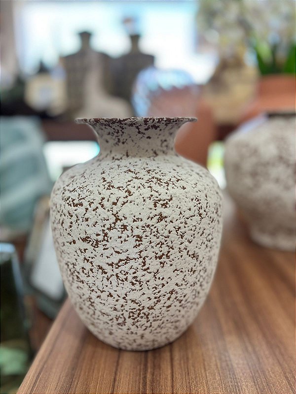 Vaso Decorativo de Metal – Textura Rústica