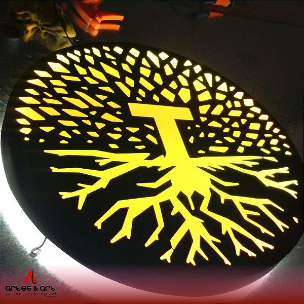 Luminoso com frente vazada, acrílico por trás, com iluminação para frente e para trás