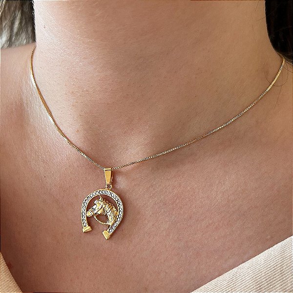 Colar Feminino Cavalo Chic com Ferradura em Ródio Branco