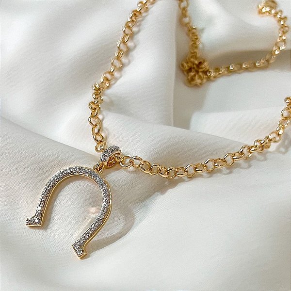 Colar Feminino Ferradura Grande Cravejada em Zircônia com Elo Português Banhado a Ouro 18K