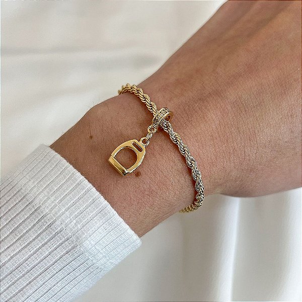 Pulseira Feminina Berloque Estribo no Cordão Baiano Banhado a Ouro 18k