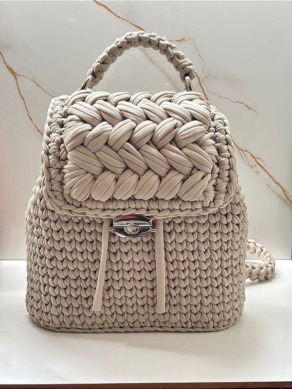 MOCHILA DE CROCHÊ EM FIO DE MALHA