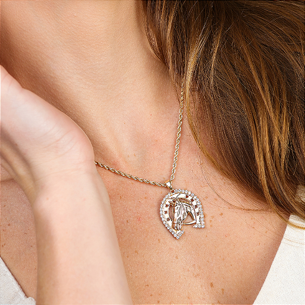 Colar Feminino Cavalo e Ferradura Strass no Cordão Baiano Banhado a Ouro 18k